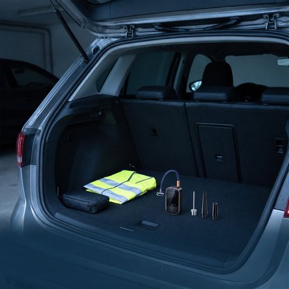 Akku-Reifenpumpe im Kofferraum